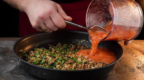 красная чечевица с томатами и шпинатом