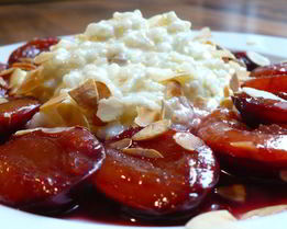 Молочный рис с пьяными сливами