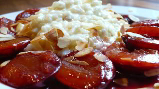 Молочный рис с пьяными сливами