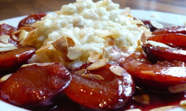 Рецепт молочного риса с пьяными сливами