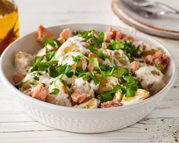 Молодой картофель с петрушкой и консервированным тунцом