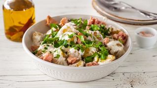 Молодой картофель с петрушкой и консервированным тунцом