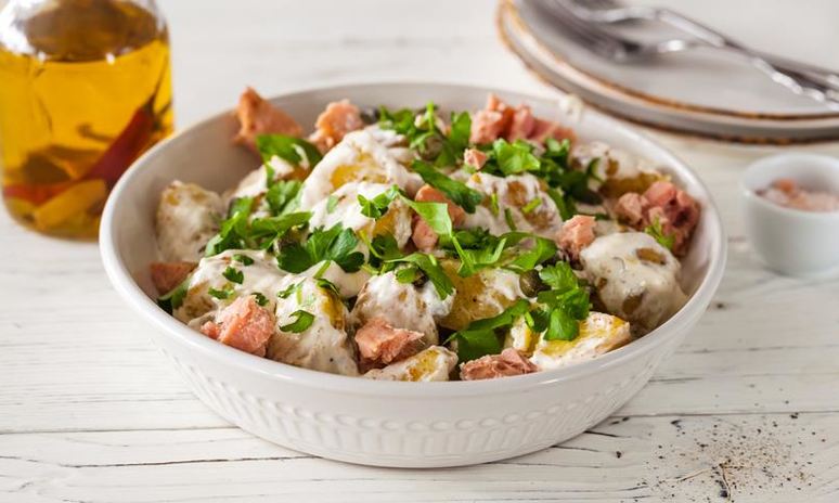 Рецепт молодого картофеля с петрушкой и консервированным тунцом