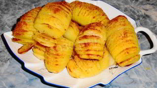 Нарядный картофель по-шведски в духовке