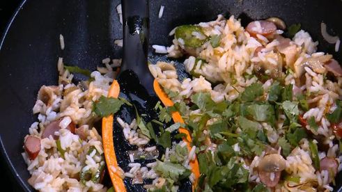 пряный рис с яйцом и беконом