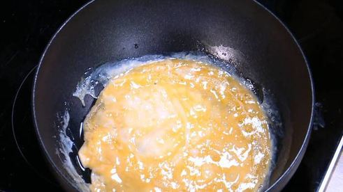 пряный рис с яйцом и беконом