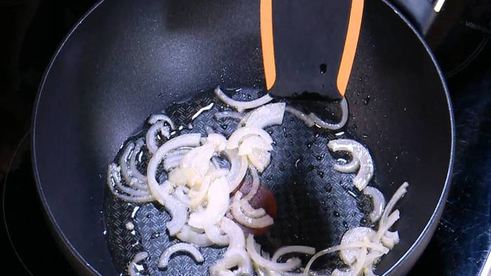 пряный рис с яйцом и беконом