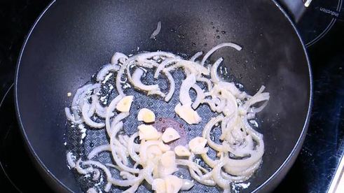 пряный рис с яйцом и беконом