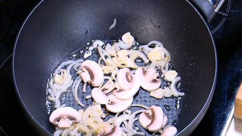 пряный рис с яйцом и беконом