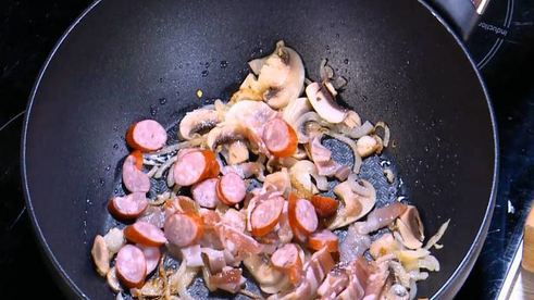 пряный рис с яйцом и беконом