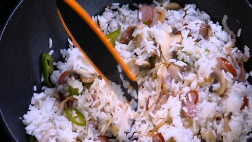 пряный рис с яйцом и беконом