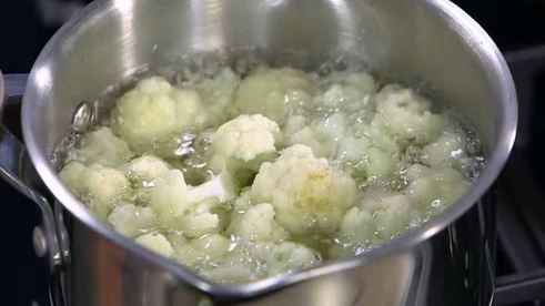 пюре из цветной капусты и корня сельдерея