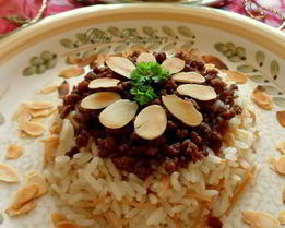 Рис по-ливански с жареным фаршем и лепестками миндаля