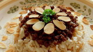 Рис по-ливански с жареным фаршем и лепестками миндаля