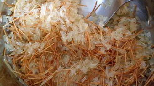 рис по-ливански с жареным фаршем и лепестками миндаля