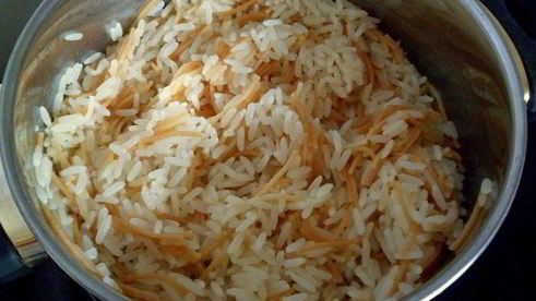 рис по-ливански с жареным фаршем и лепестками миндаля