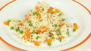 Рис с морковью и горошком