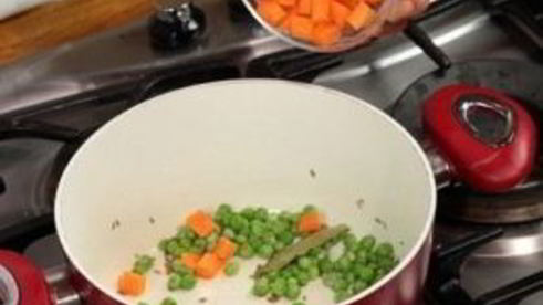 рис с морковью и горошком