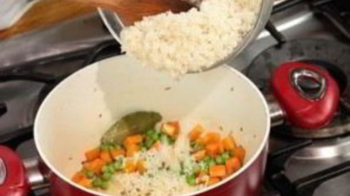 рис с морковью и горошком