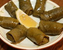 Рис с мятой и кедровыми орешками в виноградных листьях