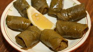 Рис с мятой и кедровыми орешками в виноградных листьях