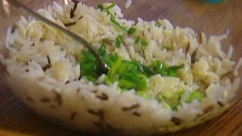 рис с мятой и кедровыми орешками в виноградных листьях