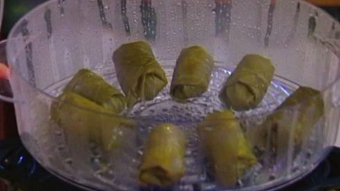 рис с мятой и кедровыми орешками в виноградных листьях