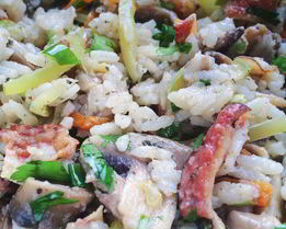 Рис с овощами в соусе табаско, зеленью и жареным беконом