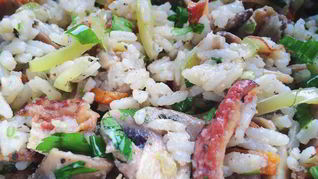 Рис с овощами в соусе табаско, зеленью и жареным беконом