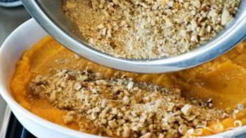 сладкий картофель с молоком и орехами