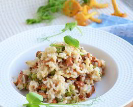 Тушеный рис с лисичками и молодым горошком