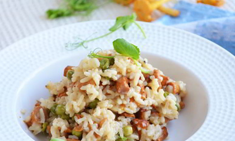 Рецепт тушеного риса с лисичками и молодым горошком