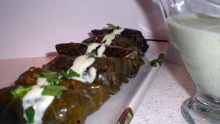 Долма с бараниной под сметанно-чесночным соусом