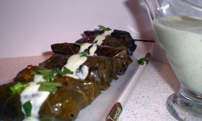 Рецепт долмы с бараниной под сметанно-чесночным соусом