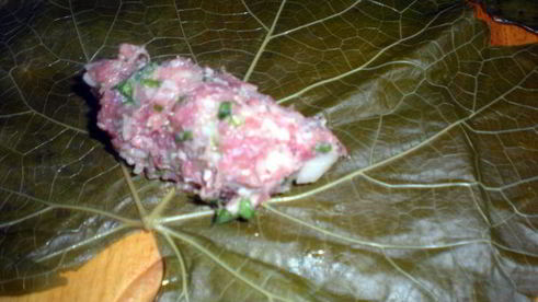 долма с бараниной под сметанно-чесночным соусом