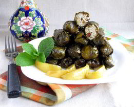 Долма с рисом, изюмом и кедровыми орешками