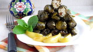 Долма с рисом, изюмом и кедровыми орешками