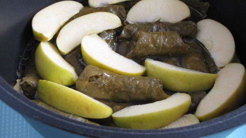 долма с рисом, изюмом и кедровыми орешками