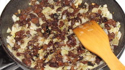 долма с рисом, изюмом и кедровыми орешками