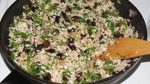 долма с рисом, изюмом и кедровыми орешками