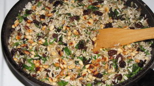 долма с рисом, изюмом и кедровыми орешками