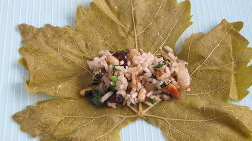 долма с рисом, изюмом и кедровыми орешками