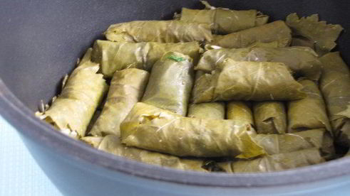 долма с рисом, изюмом и кедровыми орешками