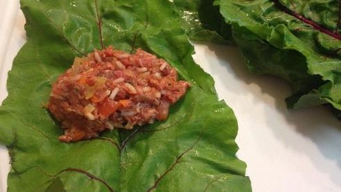 голубцы в свекольной ботве