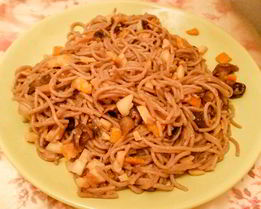 Гречневая лапша с кальмарами, грибами и цедрой