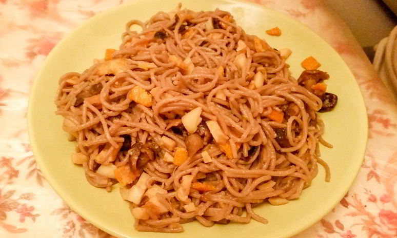 Рецепт гречневой лапши с кальмарами, грибами и цедрой