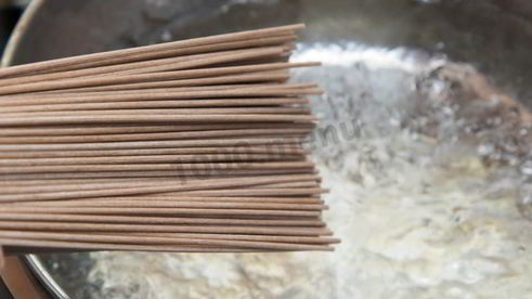 гречневая лапша с овощами и курицей