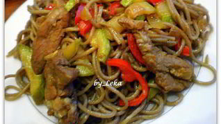 Гречневая лапша с овощами и мясом