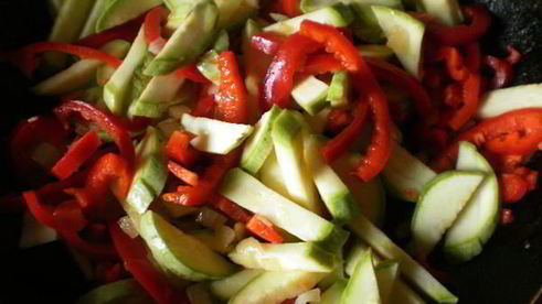 гречневая лапша с овощами и мясом