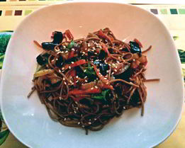 Гречневая лапша с овощами